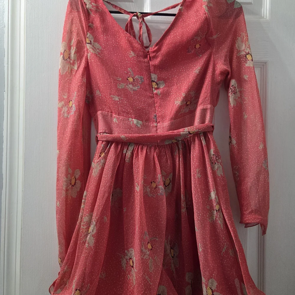 Elegant Pink Long Sleeve Dress with Floral Accents - Picture 6 of 6